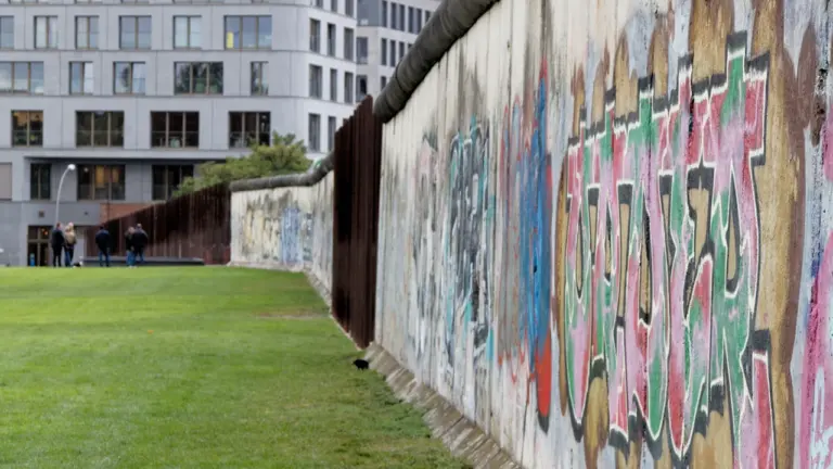 Die Überreste der Berliner Mauer mit Graffiti im Zentrum von Berlin.