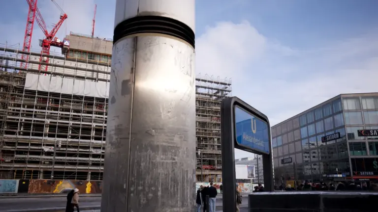 Baustelle am Alexanderplatz mit U-Bahn-Schild und Kränen im Hintergrund in Berlin.