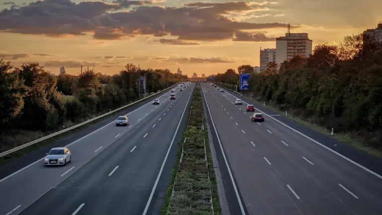 Autobahnverkehr am Samstag: Vor der Abfahrt live prüfen