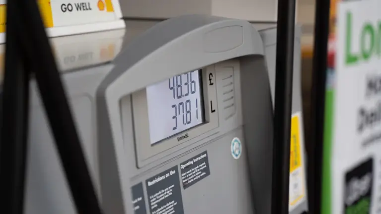 Nahaufnahme einer Zapfsäule an einer Tankstelle mit digitaler Preisanzeige für den Tankvorgang.