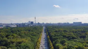 Blick von der Siegessäule über die Straße des 17. Juni in Berlin.