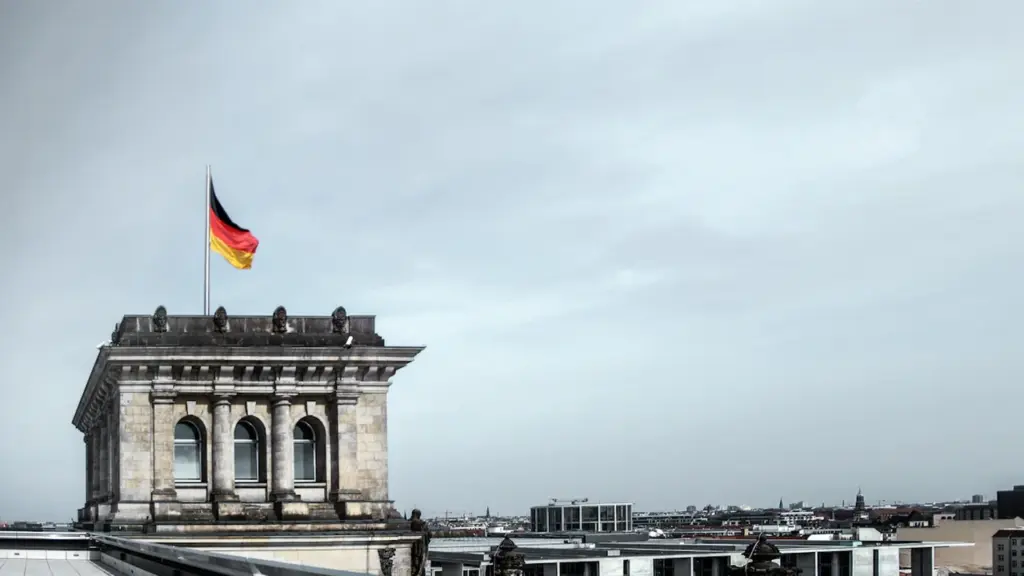 Luftaufnahme des Reichstagsgebäudes mit seiner markanten Glaskuppel in Berlin.