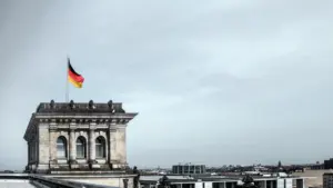 Luftaufnahme des Reichstagsgebäudes mit seiner markanten Glaskuppel in Berlin.
