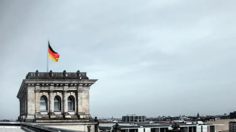 Luftaufnahme des Reichstagsgebäudes mit seiner markanten Glaskuppel in Berlin.