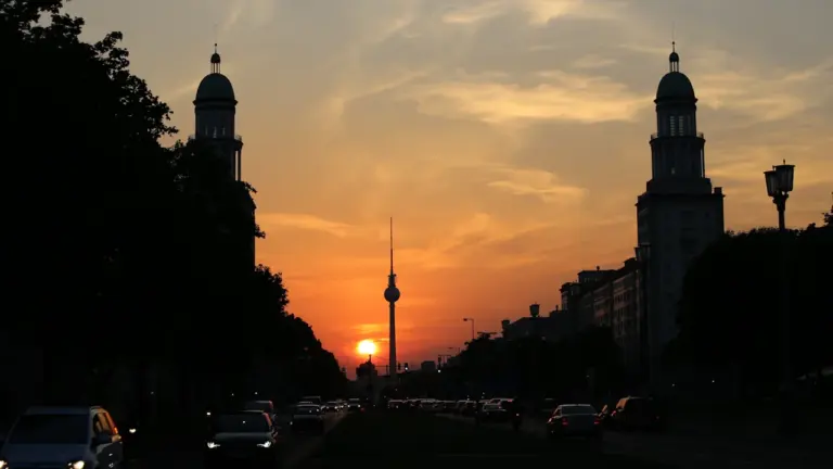 Sonnenuntergang in Berlin mit Blick auf den Berliner Fernsehturm und die Karl-Marx-Allee.