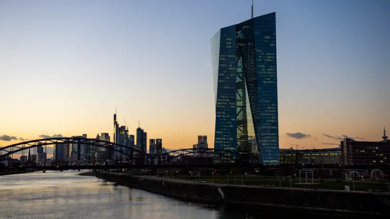 Die Europäische Zentralbank (EZB) und die Frankfurter Skyline bei Sonnenuntergang.