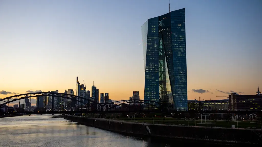 Blick bei Sonnenuntergang auf die Europäische Zentralbank und die Frankfurter Skyline.