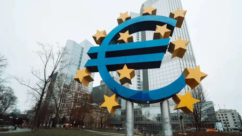 Das Euro-Symbol vor der EZB-Zentrale in Frankfurt bei bewölktem Himmel.