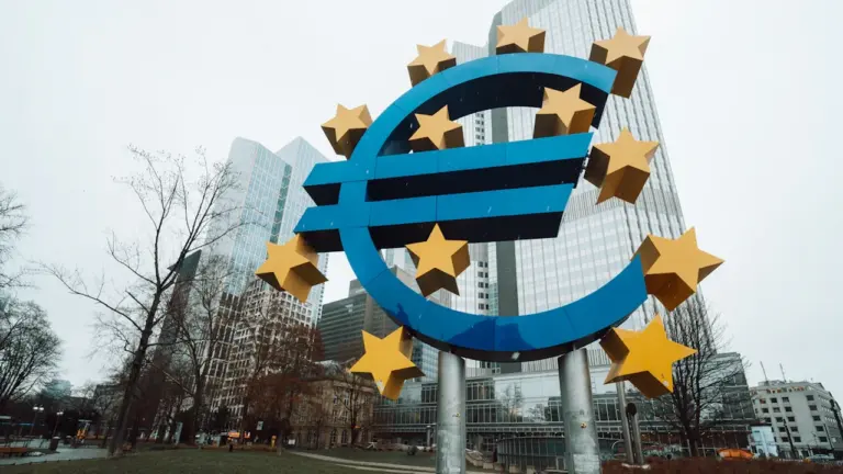 Das Euro-Symbol vor der EZB-Zentrale in Frankfurt bei bewölktem Himmel.