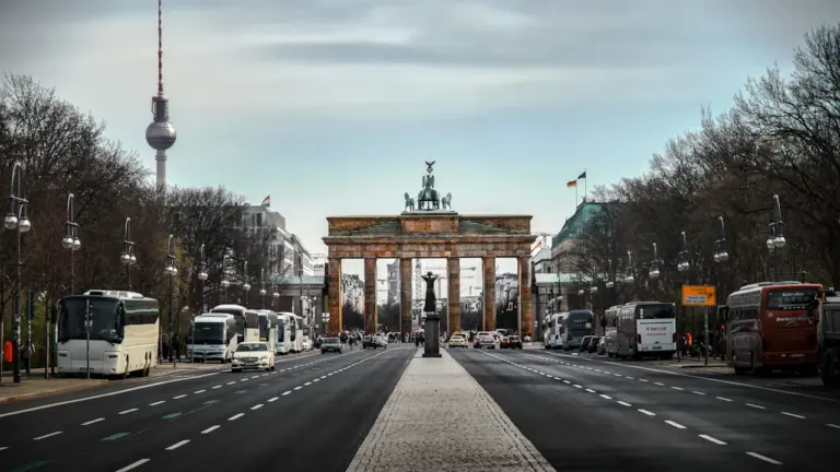 Brandenburger Tor und Berliner Fernsehturm an einem sonnigen Tag im Stadtzentrum von Berlin.