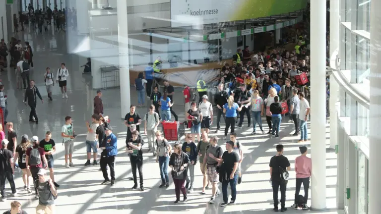 Besucher strömen in das Foyer der Koelnmesse während der Gamescom in Köln.