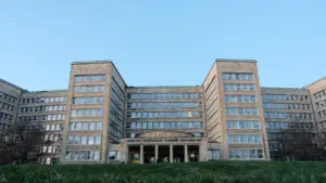 Die architektonisch bedeutende Goethe-Universität in Frankfurt am Main bei blauem Himmel.