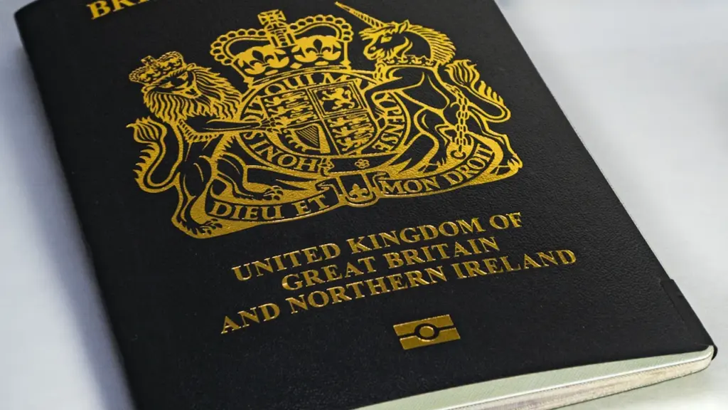 Ein britischer Reisepass liegt auf einem Tisch und symbolisiert die Einreisebestimmungen für Großbritannien.