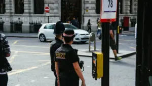 Polizeibeamte der City of London stehen an einer belebten Straßenkreuzung in London.