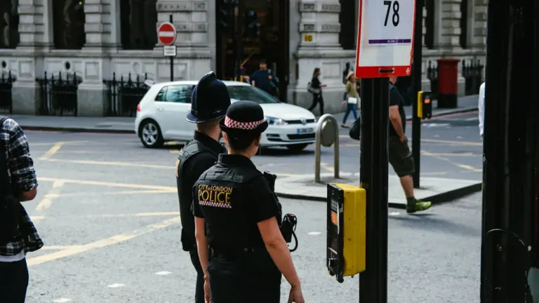 Polizeibeamte der City of London stehen an einer belebten Straßenkreuzung in London.