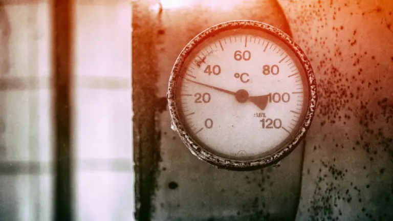 Ein analoges Messinstrument zeigt hohe Temperaturen bei sommerlichem Wetter in Deutschland.