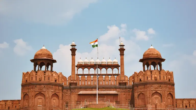 Die indische Flagge weht über dem historischen Roten Fort in Delhi.