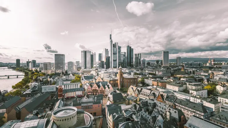 Panoramablick über die Frankfurter Skyline mit dem Main bei schönem Tageslicht.