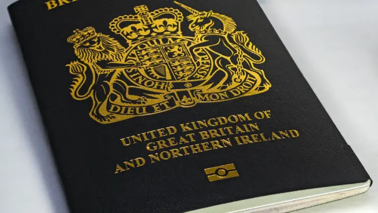 Ein offizieller britischer Reisepass liegt bereit für die anstehende Reiseplanung.