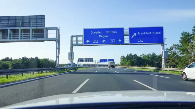 Autobahnschilder in Deutschland mit Richtungsweisern nach Dresden, Cottbus und Frankfurt am Main.