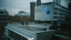 Blick über die Dächer von Berlin mit dem bekannten Bikini Berlin Gebäude.