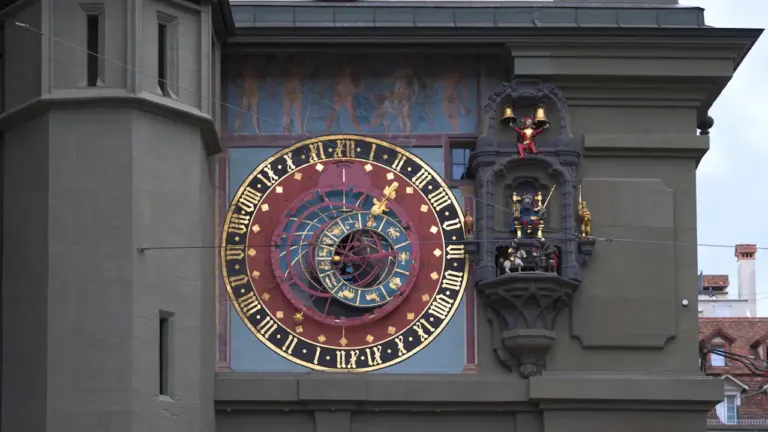 Historische astronomische Uhr an einer Fassade in der Schweiz oder Deutschland.
