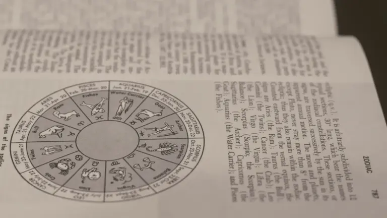 Ein offenes Buch mit Tierkreiszeichen-Grafik und Text für astrologische Vorhersagen am Sonntag.