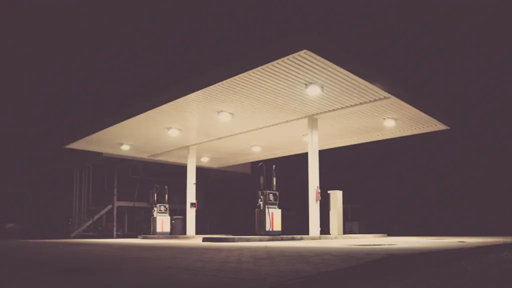 Eine nächtliche Tankstelle in Deutschland, die den Bedarf an Spritpreisvergleichen symbolisiert.