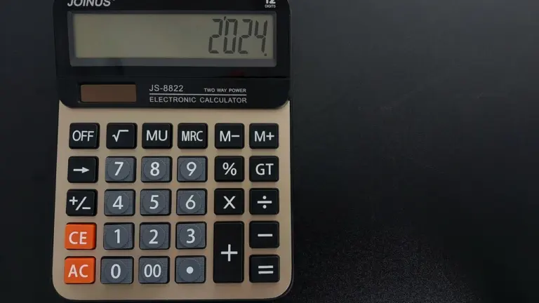 Ein Taschenrechner auf einem Schreibtisch für die Kalkulation von Kraftstoffkosten beim Tanken.
