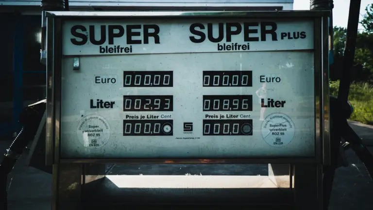 Anzeigetafel einer deutschen Tankstelle mit den Preisen für Super und Super Plus.
