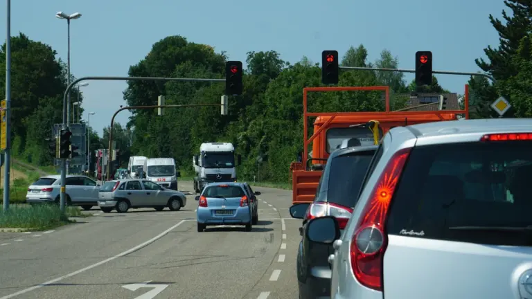 Autos an einer roten Ampel im deutschen Straßenverkehr bei Tageslicht