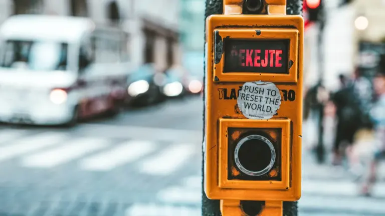 Gelber Notrufknopf an einer Straße für öffentliche Warnmeldungen und Notfallkommunikation.