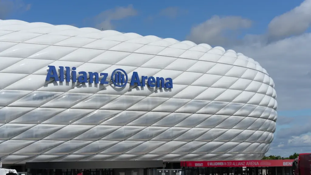 Die Allianz Arena in München bei strahlendem blauem Himmel als Heimspielstätte.