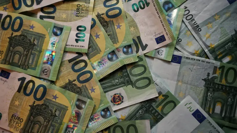 Ein Bündel von Euro-Banknoten, das auf einen möglichen Zinsentscheid der EZB hindeutet.