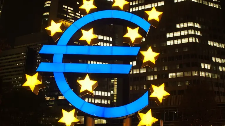 Blaues Euro-Symbol vor dem Hochhaus der Europäischen Zentralbank in Frankfurt am Main.