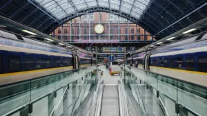 Moderner Bahnhof mit großem Uhrturm, der das Gefühl von Zeitdruck im Traum symbolisiert.