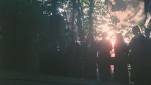 Silhouetten von Menschen vor einem stimmungsvollen Sonnenuntergang bei einem herbstlichen Outdoor-Event in Deutschland.