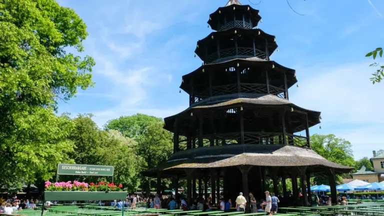 Der Chinesische Turm im Englischen Garten in München bei sonnigem Wetter.