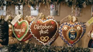 Dekorative Lebkuchenherzen mit der Aufschrift Oktoberfest hängen an einem Stand in München.