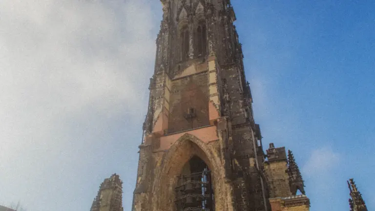 Neue Kunstausstellung FIRE: Hamburgs Mahnmal St. Nikolai im Wandel