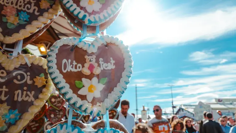 Traditionelle Lebkuchenherzen zum Oktoberfest hängen an einem Stand in München.