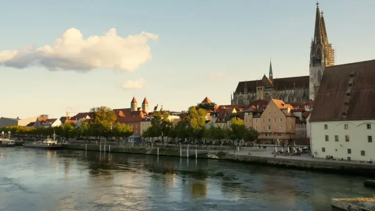 Die Steinerne Brücke in Regensburg bei spätem Nachmittagslicht über der Donau.