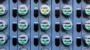 Mehrere digitale Stromzähler in einer Reihe als Symbol für steigende Energiekosten.