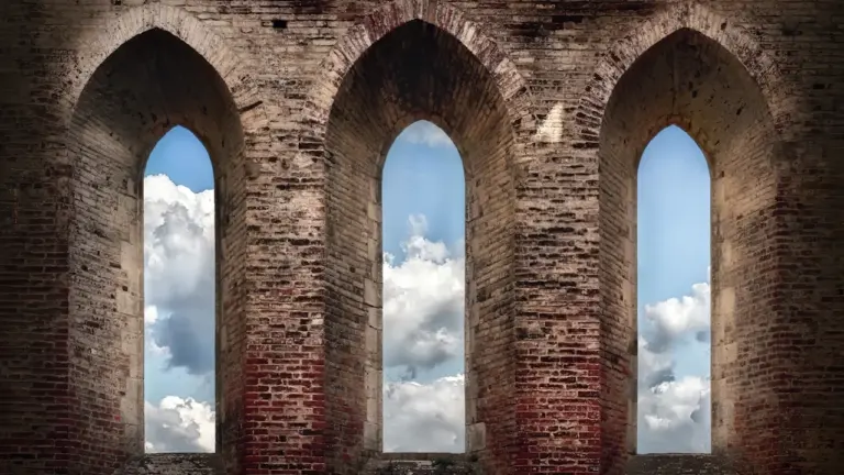 Blick durch historische Backstein-Bögen auf einen bewölkten blauen Himmel am Denkmaltag.