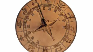 Bronzene Sternzeichen-Sonnenuhr mit eingravierten Symbolen für eine astrologische Tagesvorhersage.