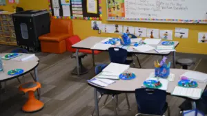 Ein typisches Klassenzimmer mit Tischen und Lernmaterialien für eine moderne pädagogische Fortbildung.