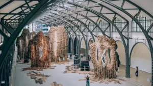 Große abstrakte Skulpturen in einer hohen, architektonisch ansprechenden Museumshalle in Berlin.