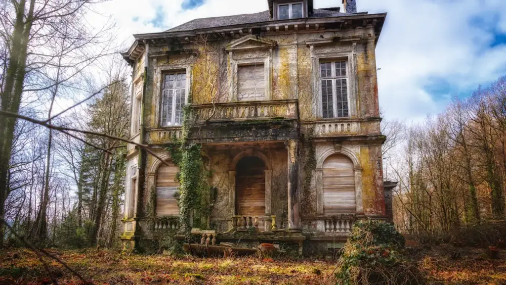 Ein altes Haus im Traum: Erinnerungen und Wandel erkunden