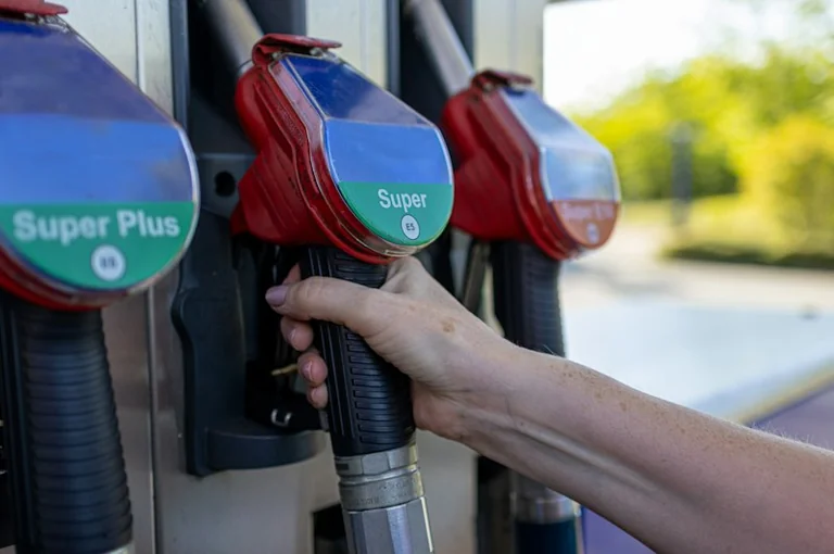 Spritpreise im Herbst vergleichen: So lohnt sich der Tankstopp