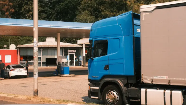 Spritpreise vor der Herbstfahrt: So lohnt sich der Tankstopp